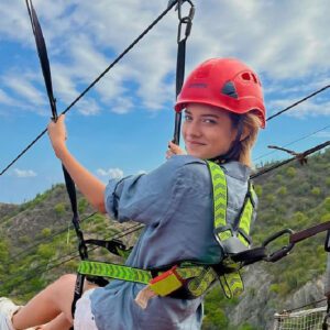 joven mujer haciendo recorrido en canopy santa marta