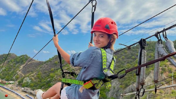 joven mujer haciendo recorrido en canopy santa marta