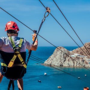 joven con gopro grabando su recorrido en canopy santa marta