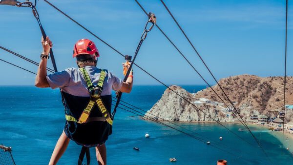 joven con gopro grabando su recorrido en canopy santa marta